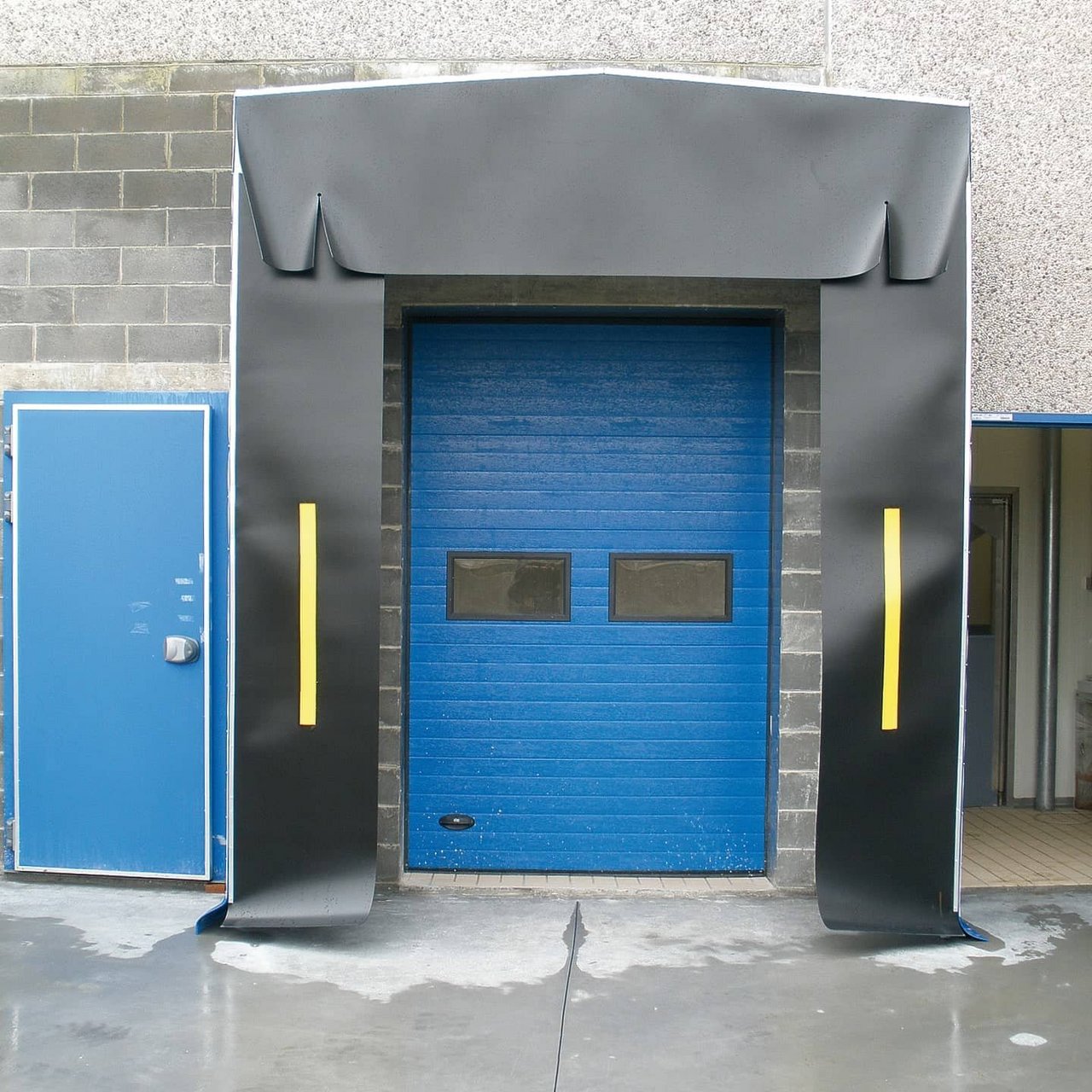 Dock shelter for shipment area Dock shelter for shipment area